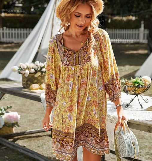 Kobieca Stylowa Sukienka Boho z Krótkim Rękawem i Dekoltem w Serek z Kwiatowym Nadrukiem
