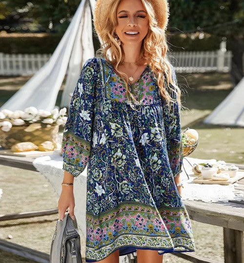 Kobieca Stylowa Sukienka Boho z Krótkim Rękawem i Dekoltem w Serek z Kwiatowym Nadrukiem